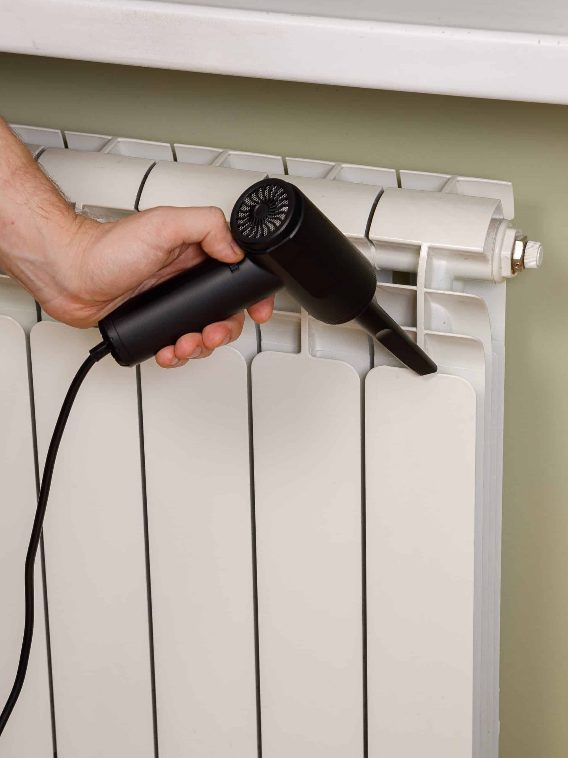 Trucco dell'asciugacapelli sui termosifoni per risparmiare