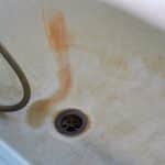 Il segreto per pulire le macchie gialle e la ruggine dalla vasca da bagno