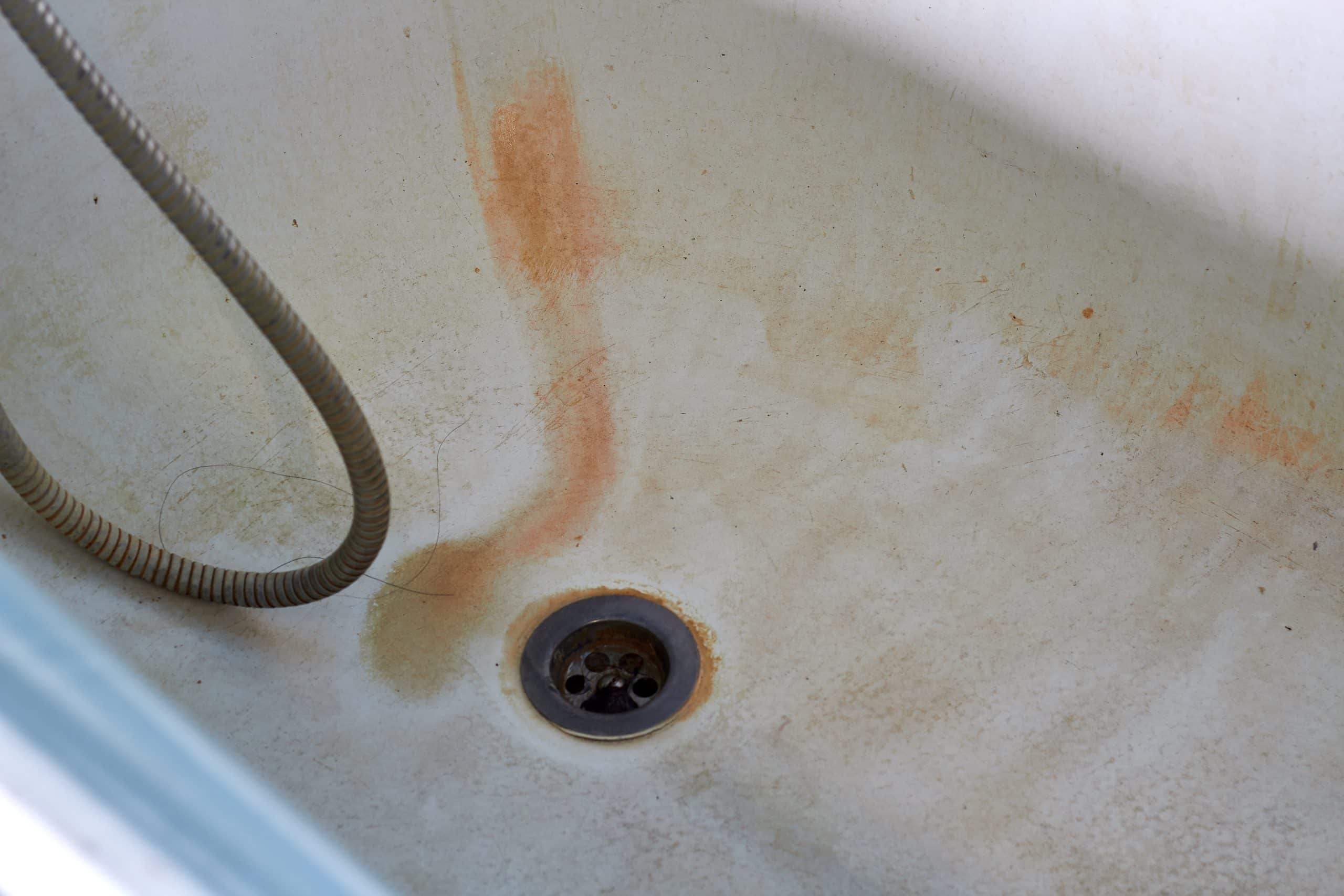 Il segreto per pulire le macchie gialle e la ruggine dalla vasca da bagno