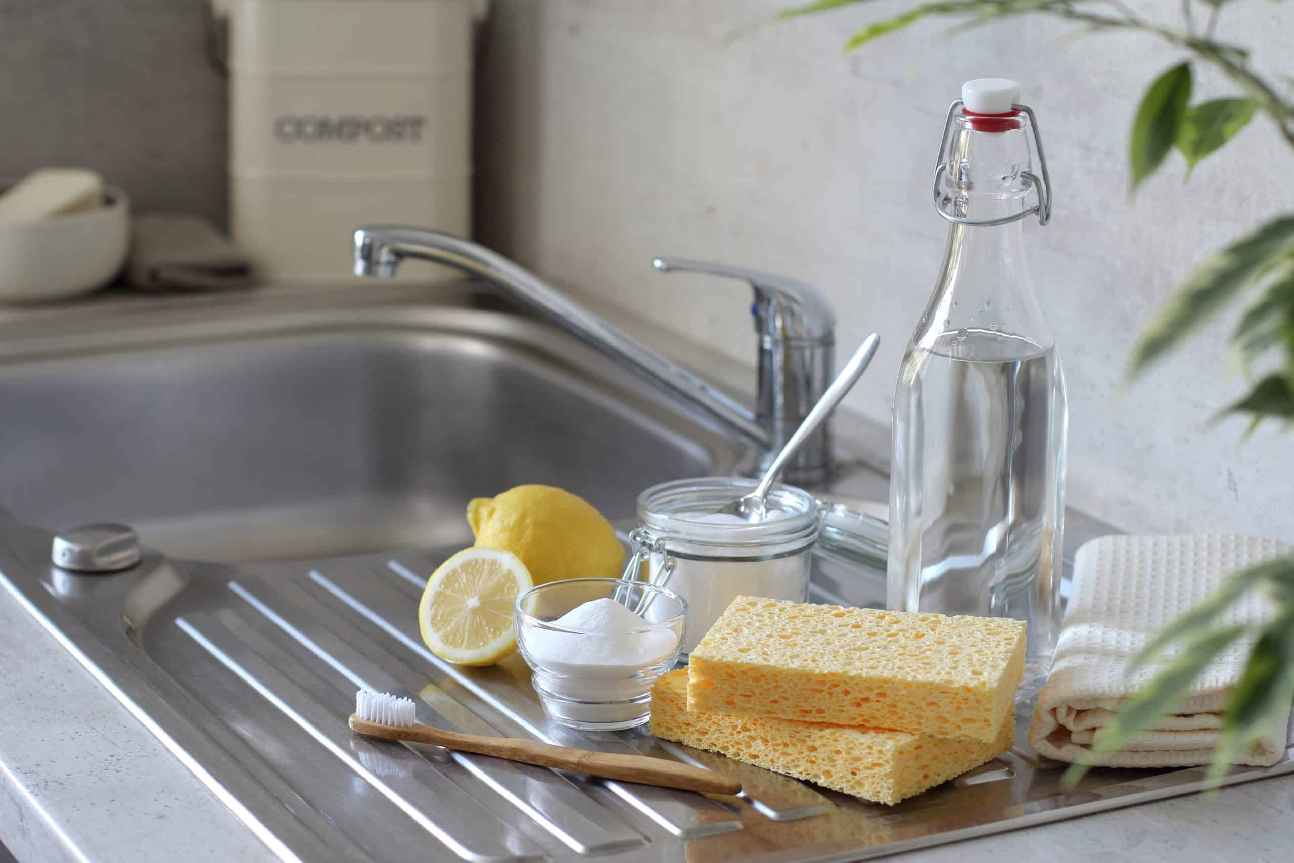 metà limone con del sale nel lavello della cucina