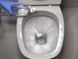 utilità versare aceto bianco nel water