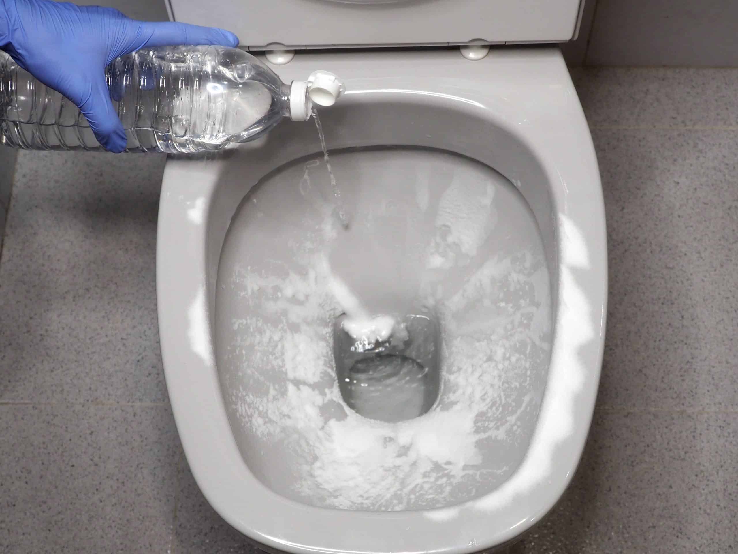 utilità versare aceto bianco nel water